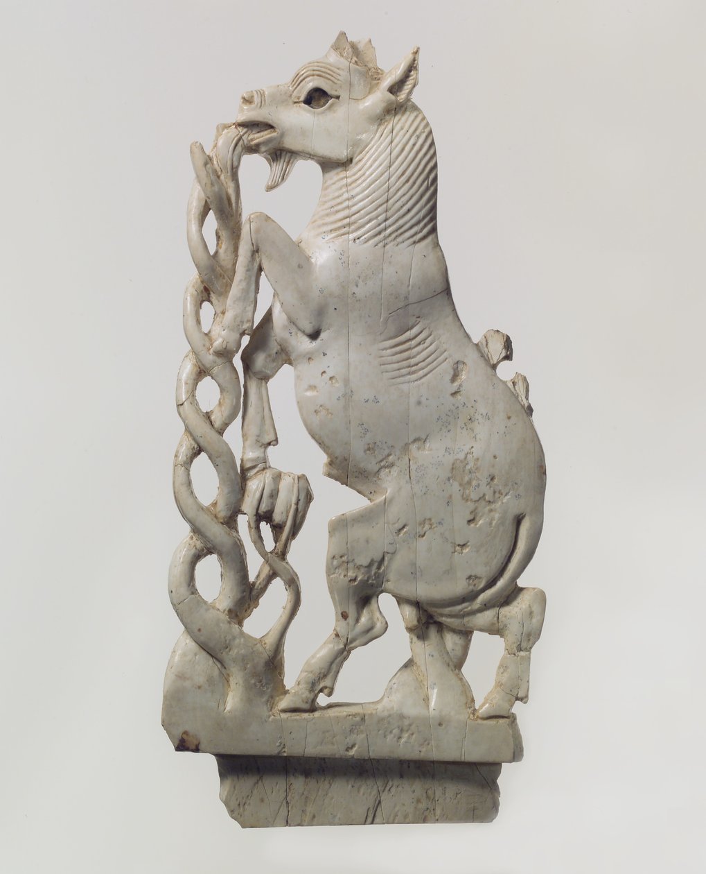 Opengewerkte meubelplaat met een steigerende geit, ca. 9e-8e eeuw v.Chr. door Neo Assyrian