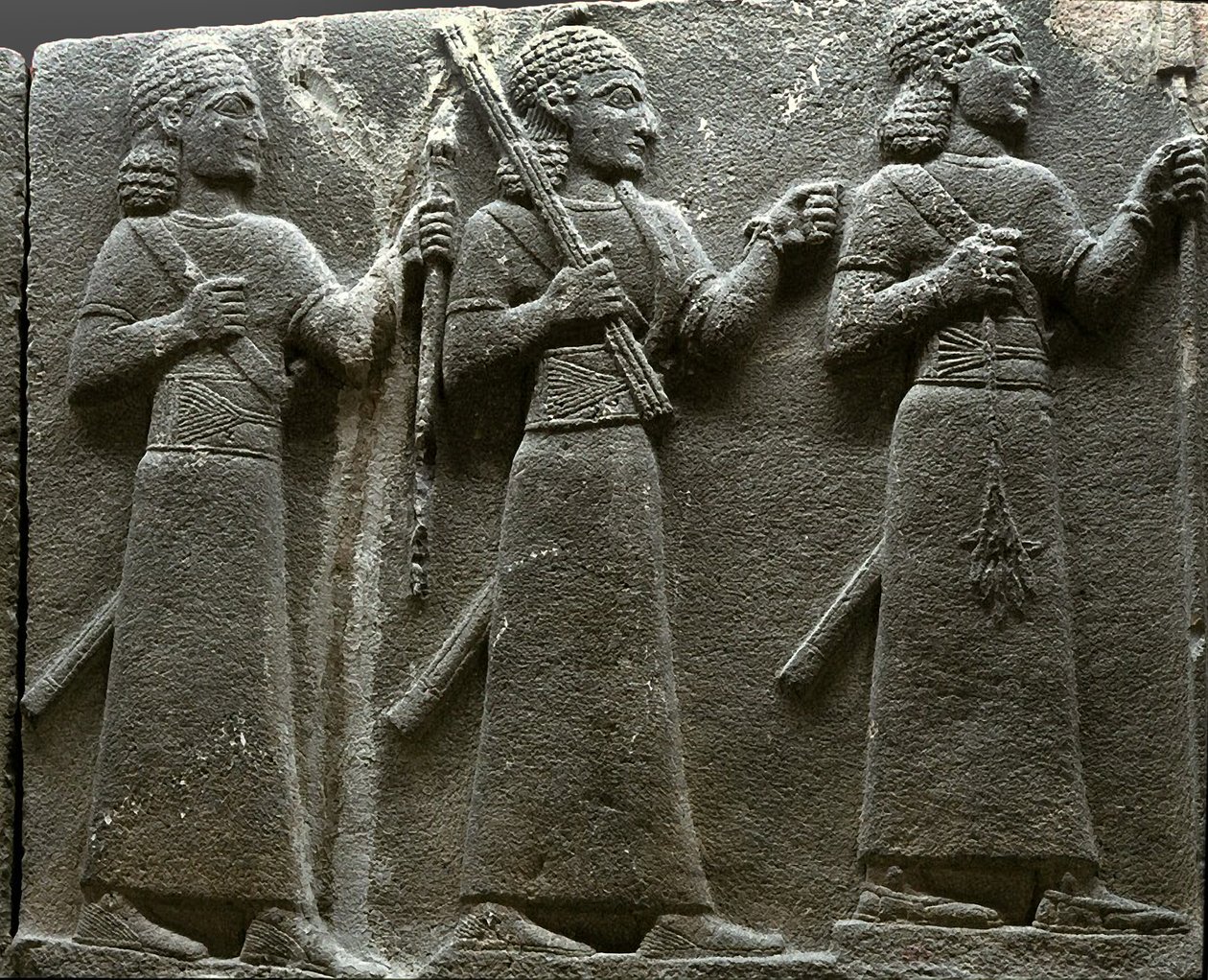 Reliëf met Hettitische hofambtenaren, uit Turkije door Neo-Hittite