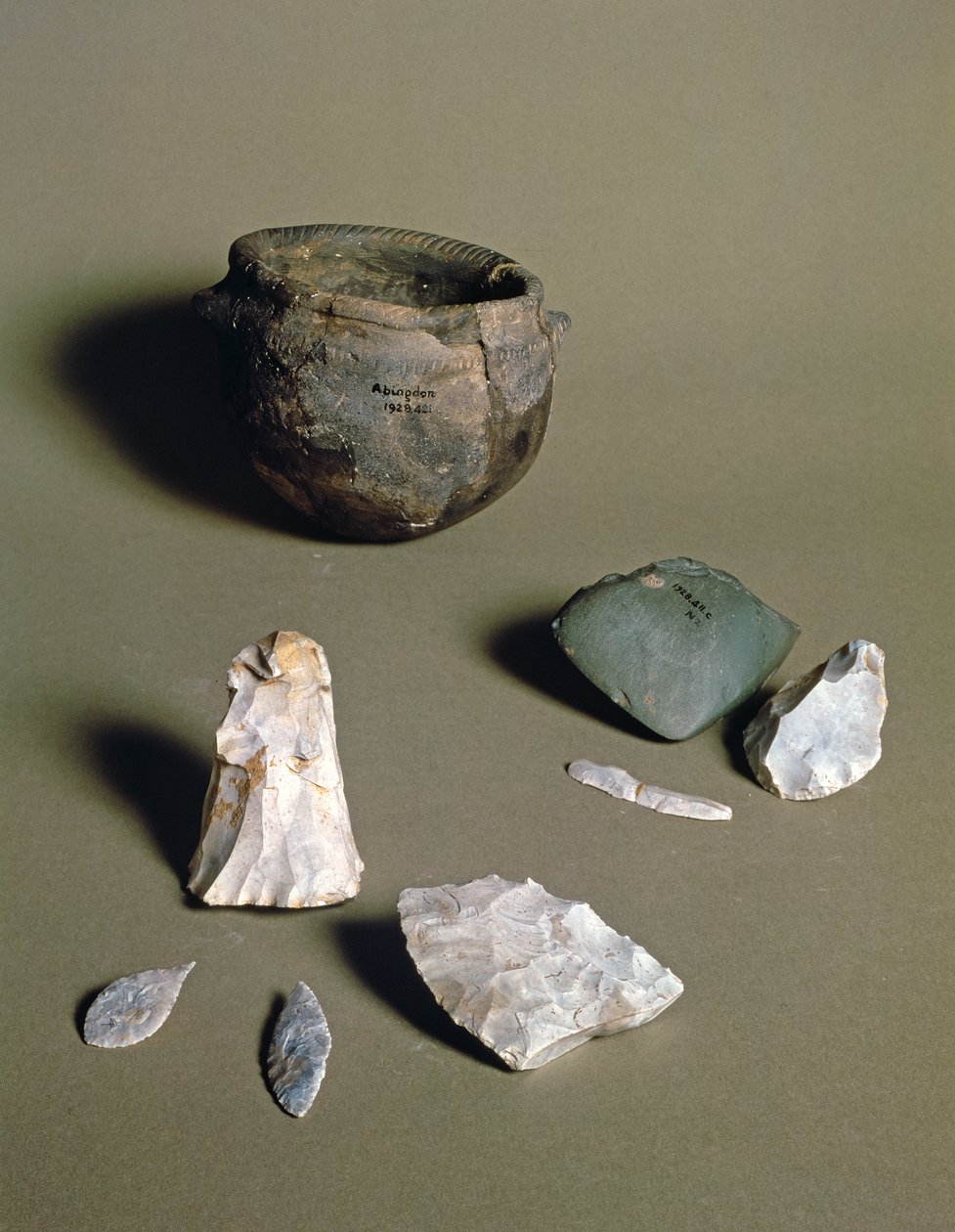 Aardewerk, bijlen en pijlen, uit een neolithisch kamp in Abingdon, Berkshire, waarschijnlijk 6000-4000 v.Chr. door Neolithic