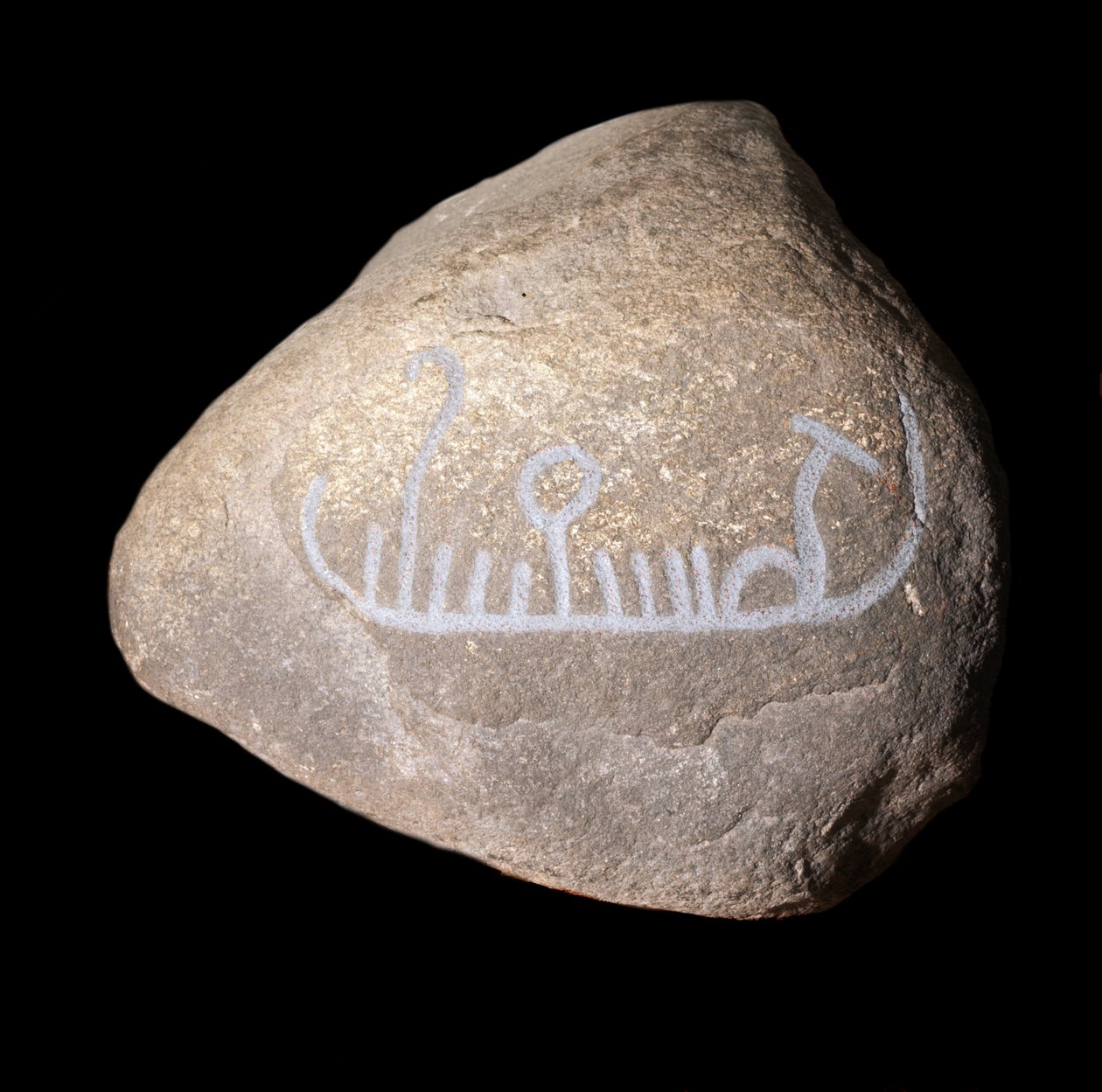 Zweedse neolithische graffiti die een schip vertegenwoordigt. Stockholm Historiska Museet Zweden door Neolithic Neolithic