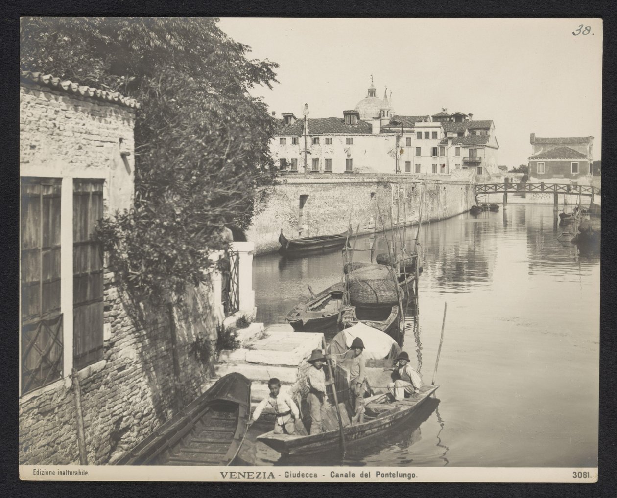 Kanaal te Venetië door Neue Photographische Gesellschaft
