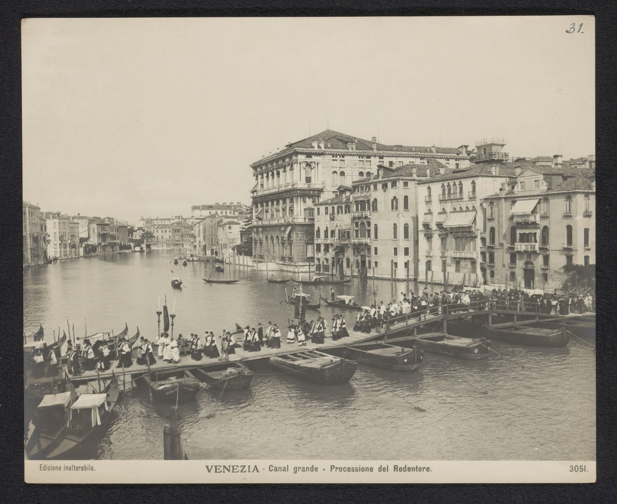 Processie over een pontonbrug op het Canal Grande te Venetië tijdens het Festa del Redentore door Neue Photographische Gesellschaft