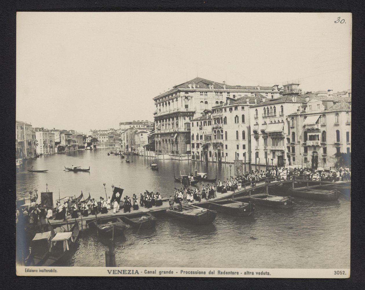 Processie over een pontonbrug op het Canal Grande te Venetië tijdens het Festa del Redentore door Neue Photographische Gesellschaft