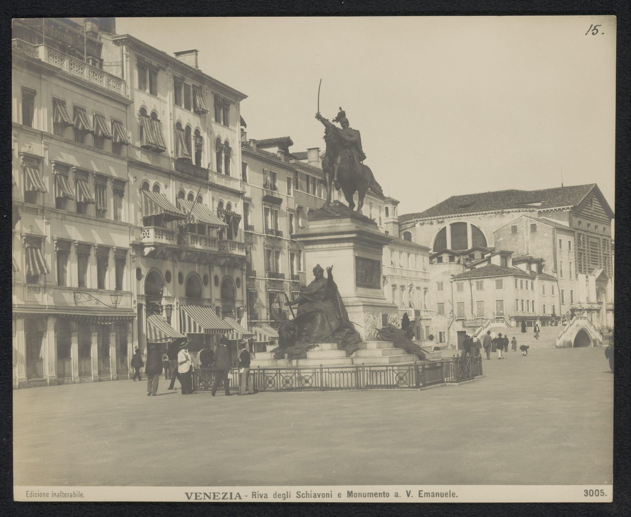 Riva degli Schiavoni te Venetië, met een ruiterstandbeeld van Victor Emanuel II van Italië door Neue Photographische Gesellschaft