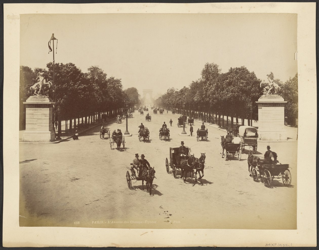 Parijs: Avenue des Champs-Elysées door Neurdein freres