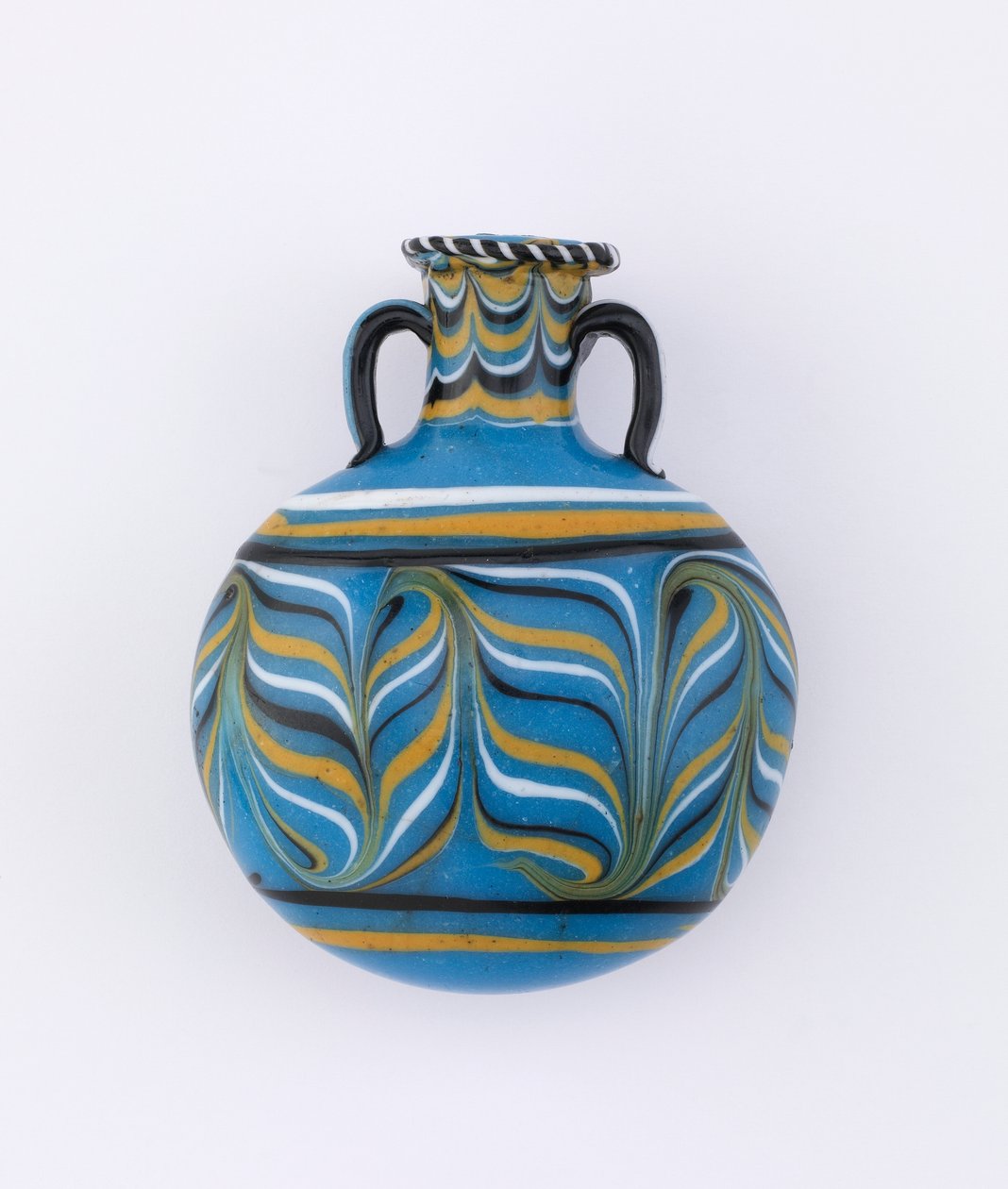 Lichtblauwe lentoid fles met gesleepte veerontwerpen in wit, zwart en geel, 18e Dynastie, ca.1539-1295 v.Chr. glas door New Kingdom Egyptian