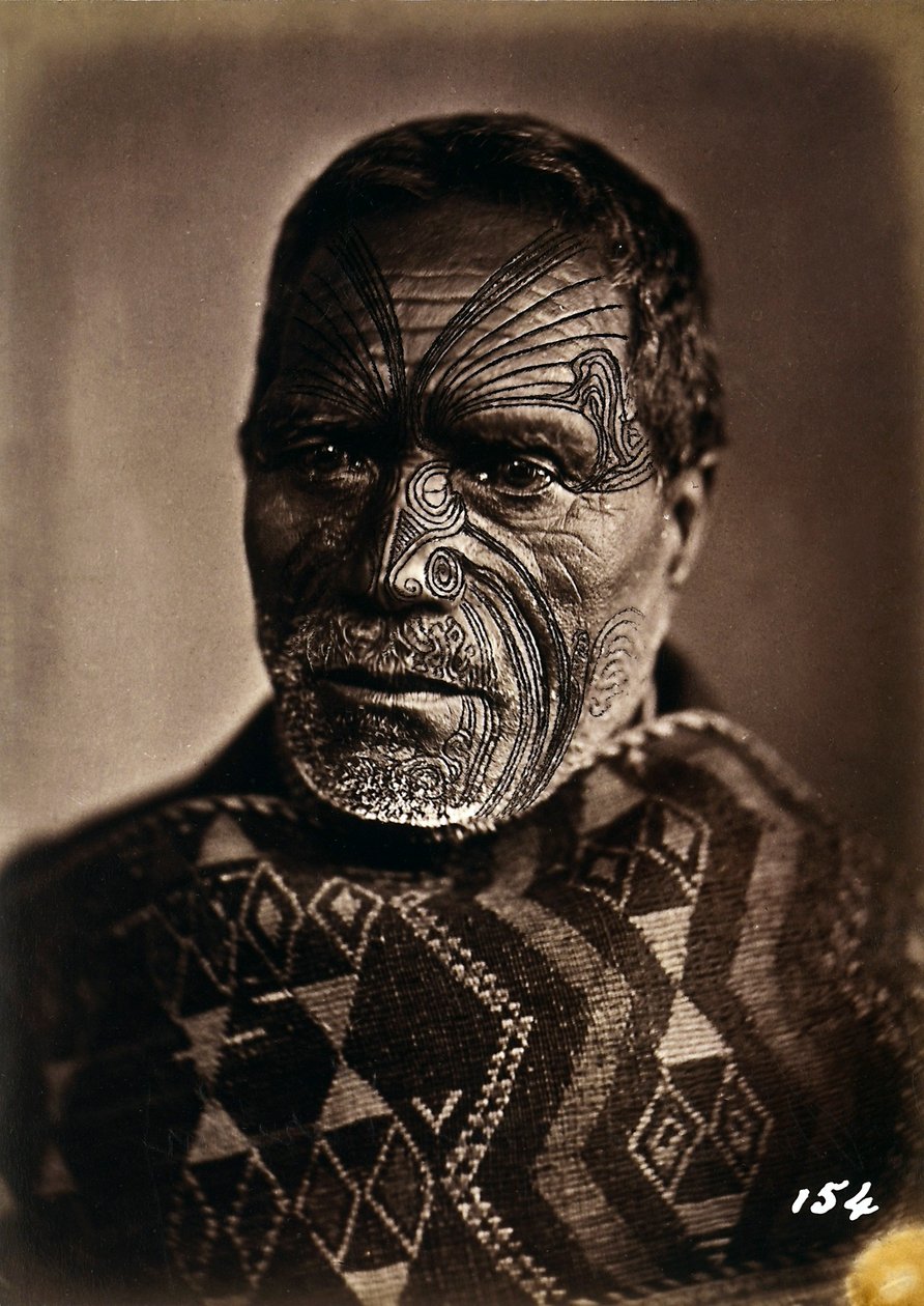 Portret van een Maori met een getatoeëerd gezicht, ca. 1886-88 door New Zealand Photographer