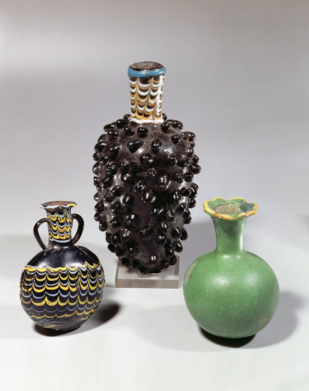Egyptische vazen: tros druiven, granaatappel en golfmotief (glas) door New Kingdom Egyptian