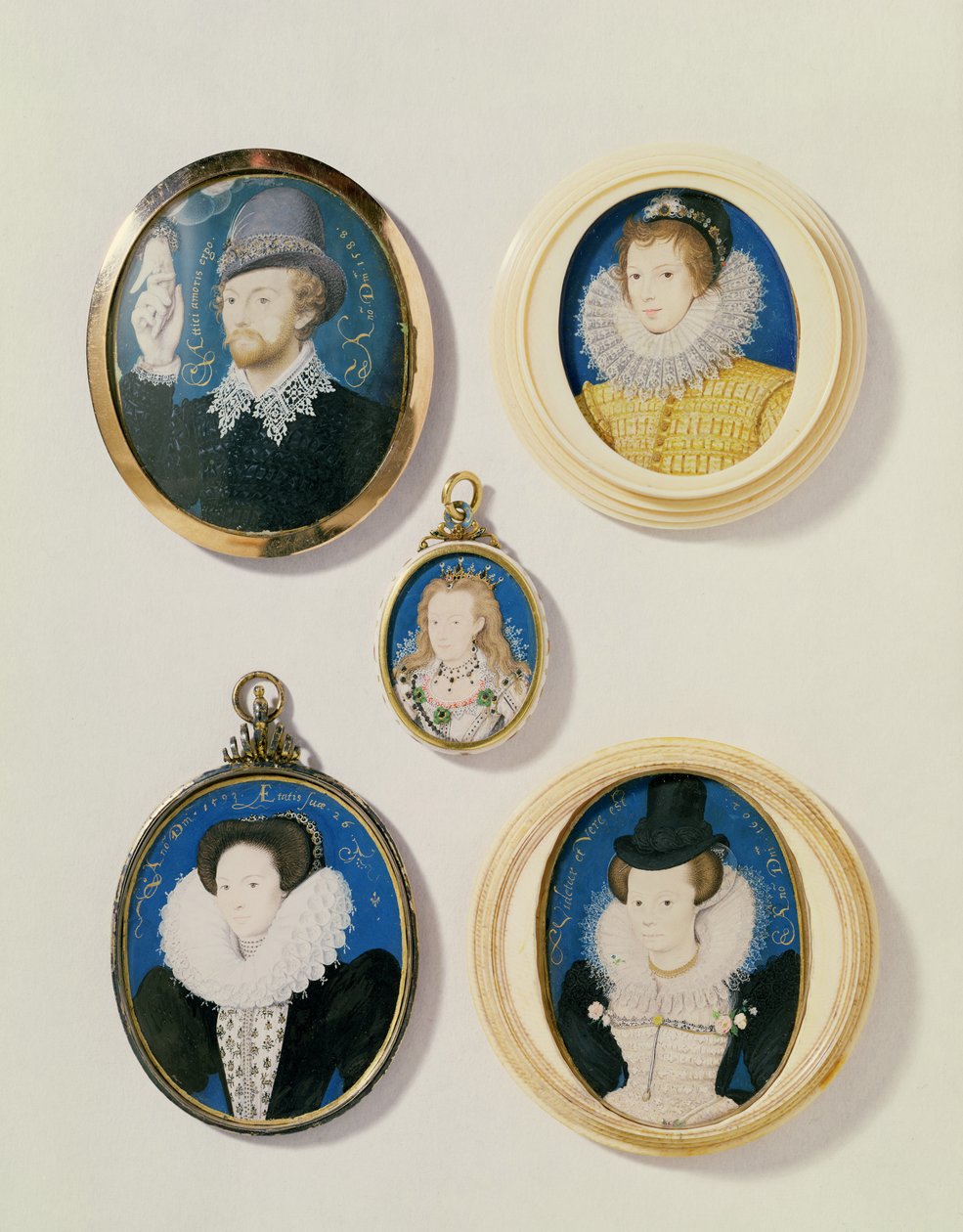Miniaturen, van L naar R, T naar B: Man met een hand uit een wolk; Onbekende jonge man, 1588; Mevrouw Holland 26 jaar, 1593; Arabella Stuart, hertogin van Lennox; Onbekende dame door Nicholas Hilliard