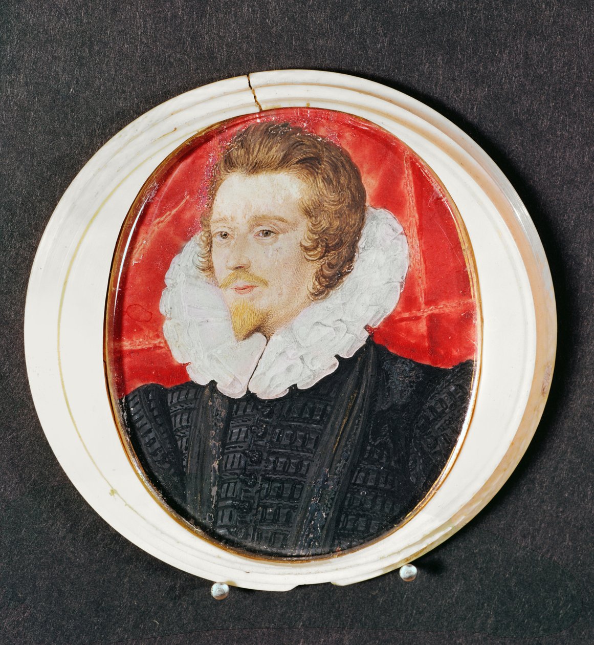 Portret van een heer met baard en kraag, ca. 1590 door Nicholas Hilliard