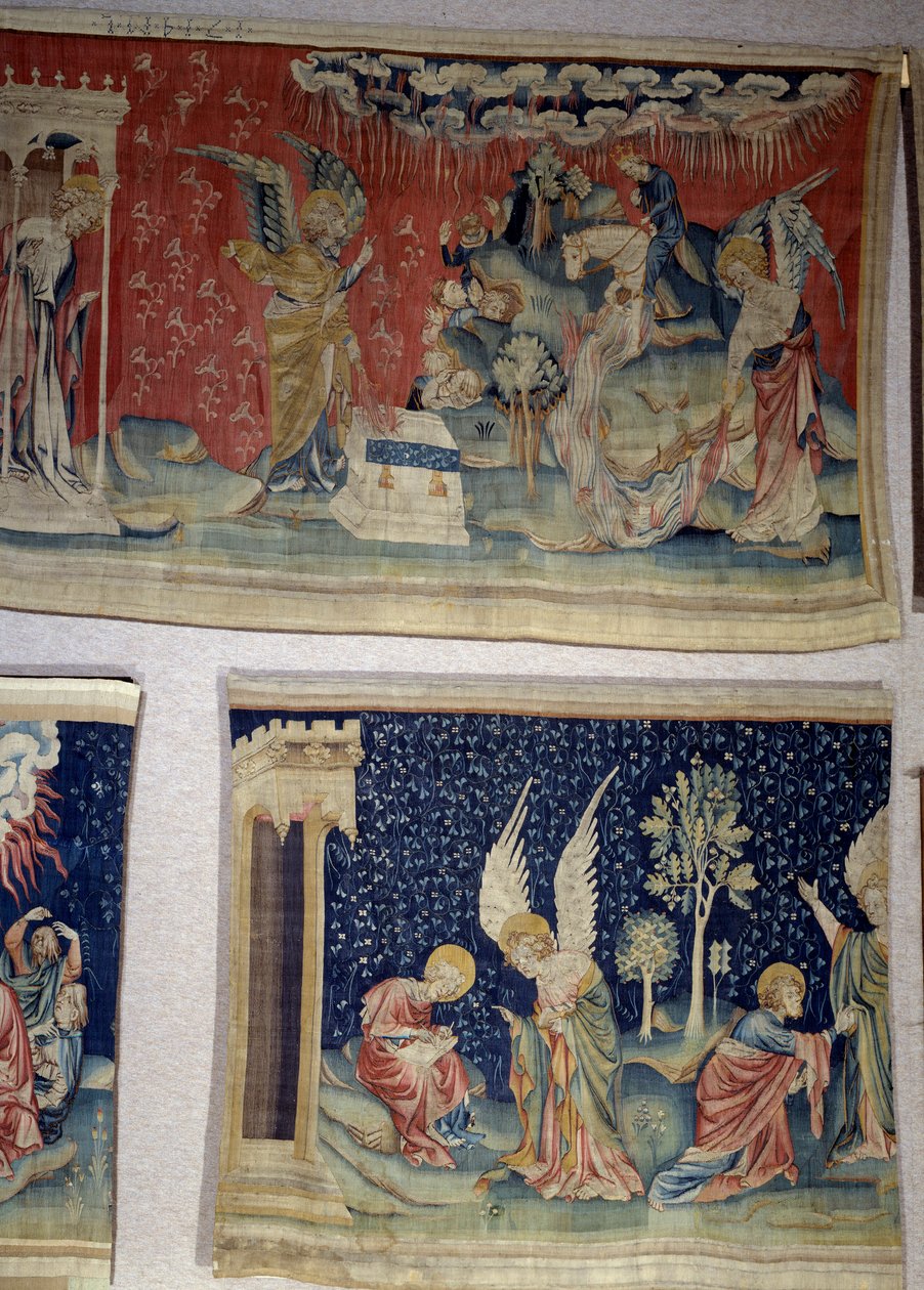 Hanging of Revelation (1373-1383), nr. 61: de vijfde engel goot zijn fles op de troon van het Beest, de zesde leegde op de Eufraat. Hieronder, nr. 70, de dienstgenoot dicteert aan Sint Jan en adviseert hem God te aanbidden en niet hem. Wandtapijt door Nico door Nicolas Bataille