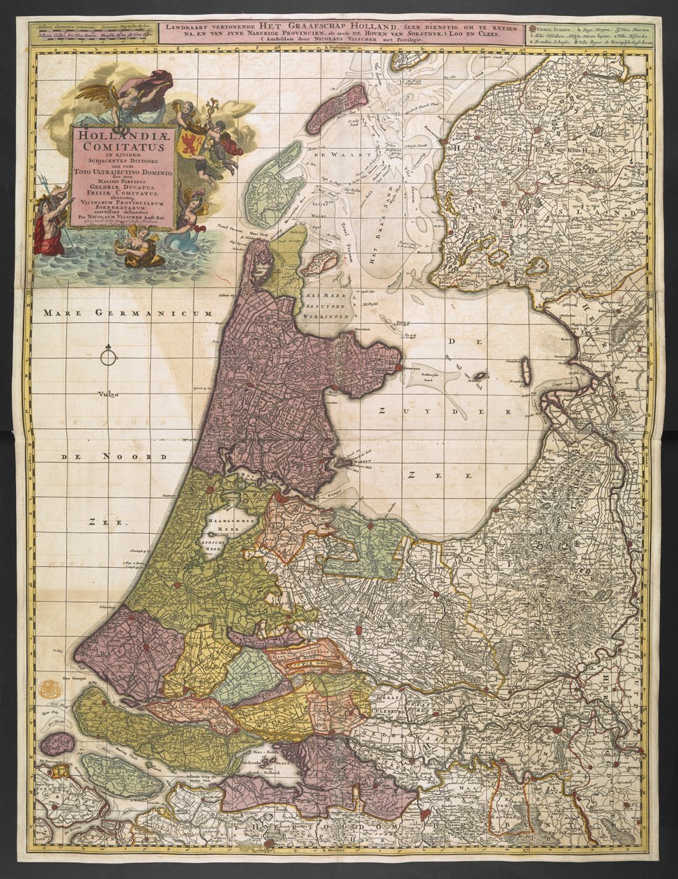 Kaart van Holland, met nederzettingen, moerassen, bossen, heuvels, wegen, rivieren en andere geografische kenmerken. Toont titel in een decoratief cartouche linksboven met Faam, Neptunus en Thetis vergezeld door putti die de wapens van de Verenigde Provinc door Nicolas Visscher