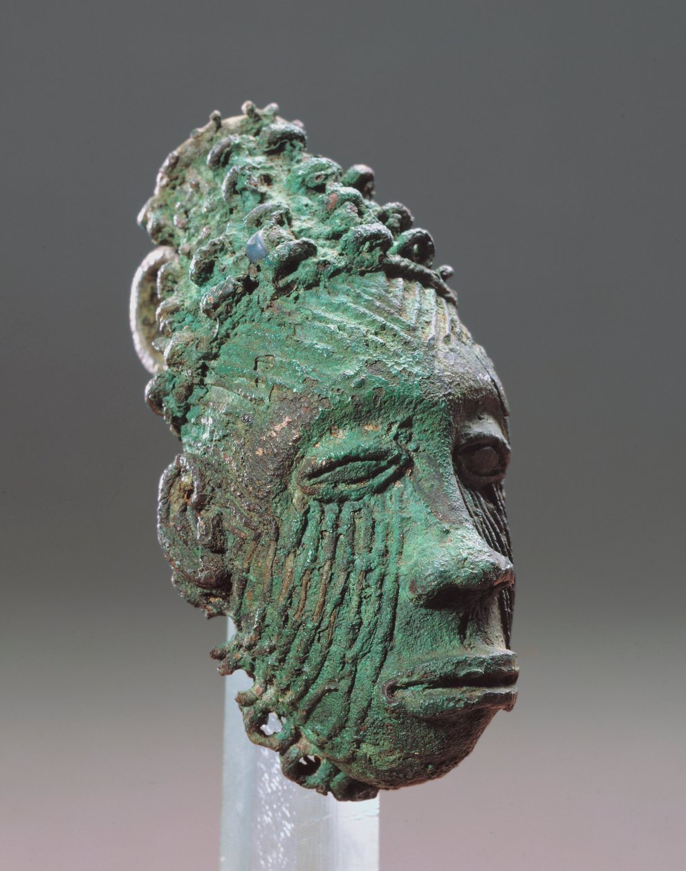 Hanger die een menselijk hoofd voorstelt, Igbo-Ukwu, 9e - 10e eeuw door Nigerian