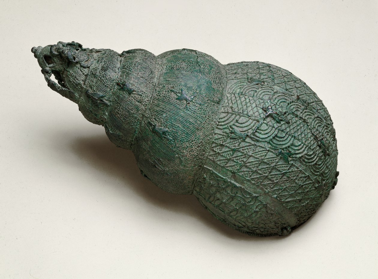 Vaatwerk in de vorm van een schelp, Igbo-Ukwu, 9e - 10e eeuw door Nigerian