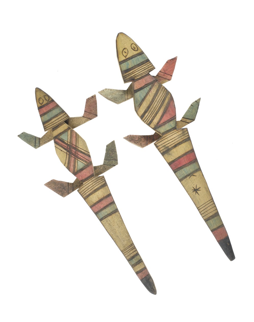 Gesneden houten krokodilfiguren versierd met rood, groen en zwart geschilderde geometrische patronen, Hausa People, Kano, Noord-Nigeria door Nigerian Nigerian