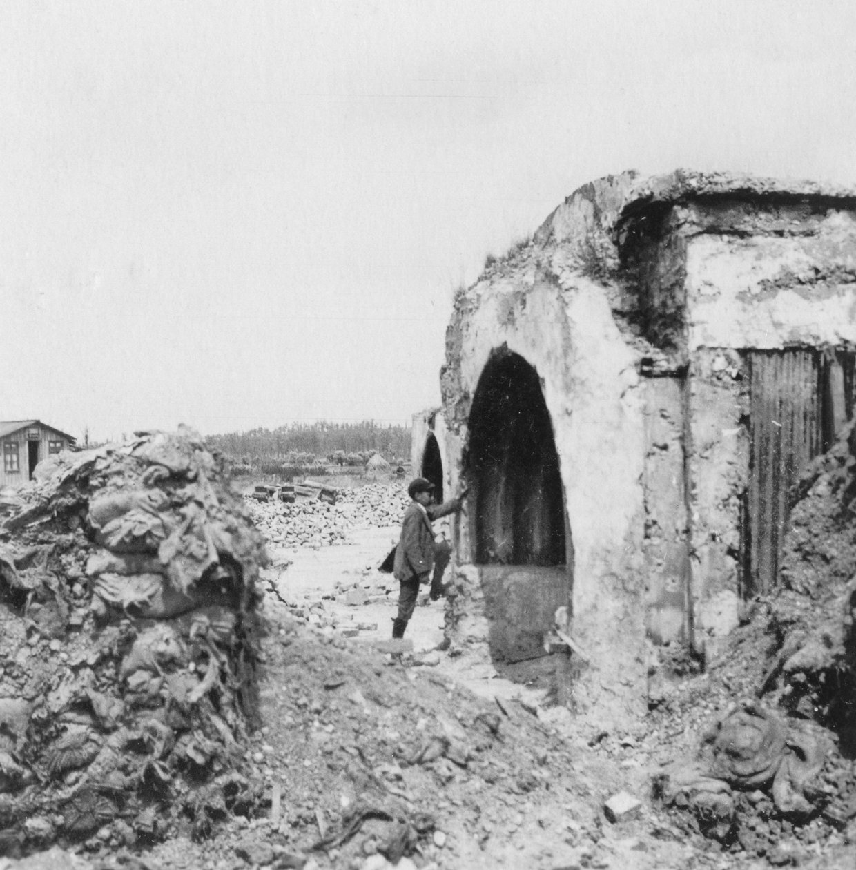 Schuilplaats gemaakt van beton en bekleed met golfplaat, Eerste Wereldoorlog, c1914-c1918 door Nightingale and Co