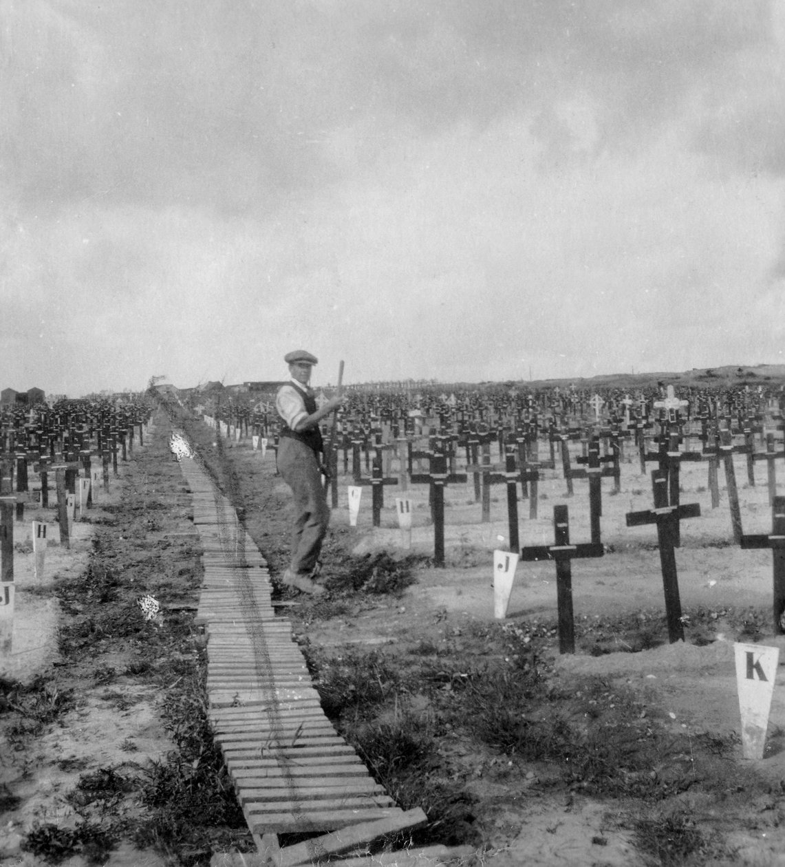 Hooge Crater Cemetery, nabij Ieper, België, Eerste Wereldoorlog, c1917-c1918 door Nightingale and Co