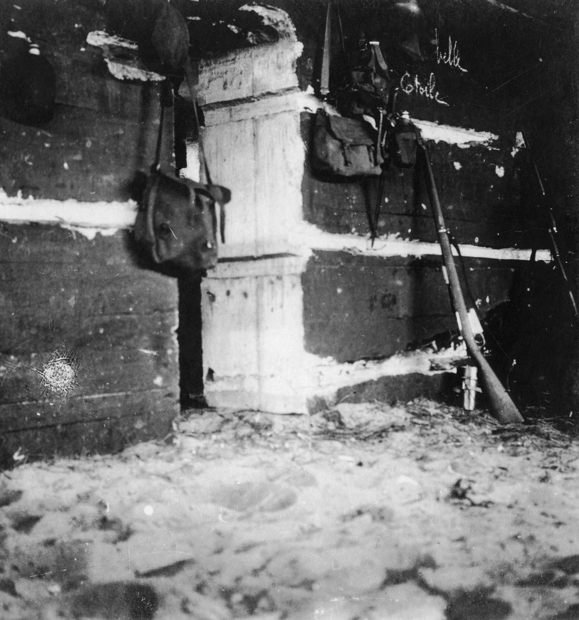 Interieur van een Duitse schuilplaats, Eerste Wereldoorlog, ca. 1914-ca. 1918 door Nightingale and Co