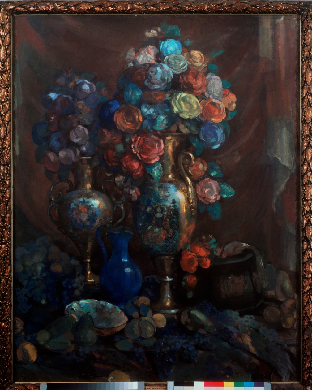 Stilleven (Vazen, bloemen en fruit) door Nikolaj Nikolaevic Sapunov