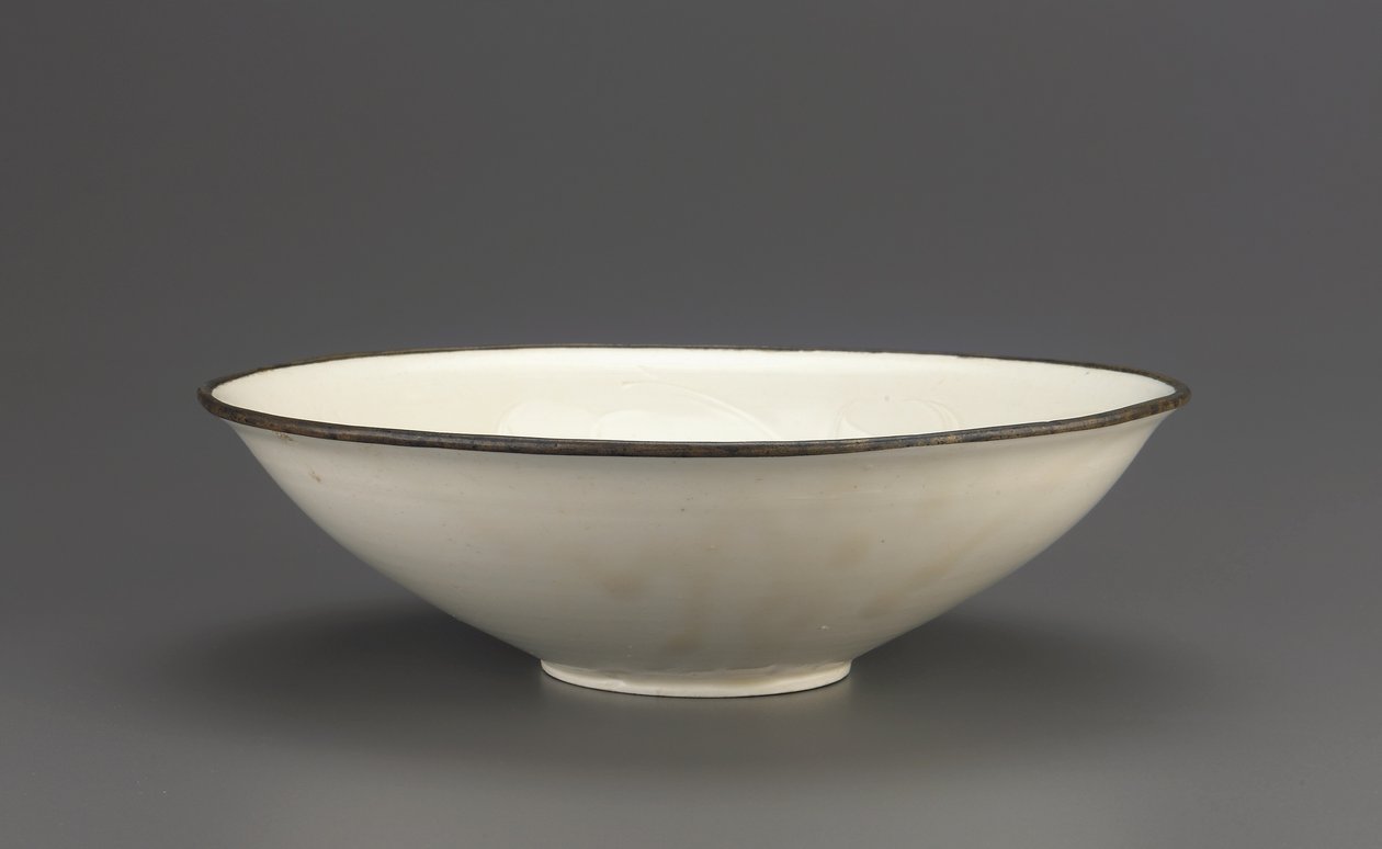 Ding-waar kom met ingesneden lotusdecoratie, Hebei provincie, 11e-begin 12e eeuw door Northern Song Dynasty Chinese School