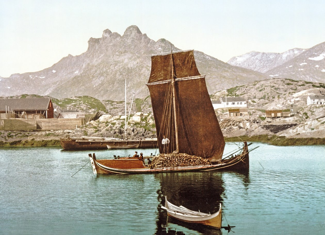 Nordland-boot met een lading hout, Noorwegen, 1890-1900 door Norwegian Photographer
