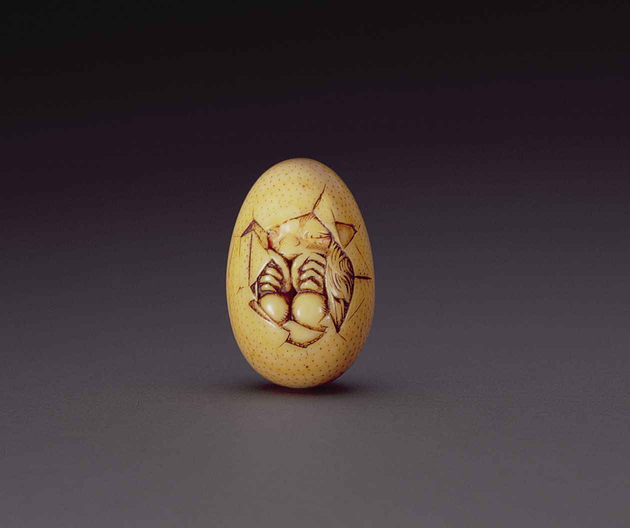 Netsuke die een kuiken toont dat uit een ei breekt door Ogasawara Issai
