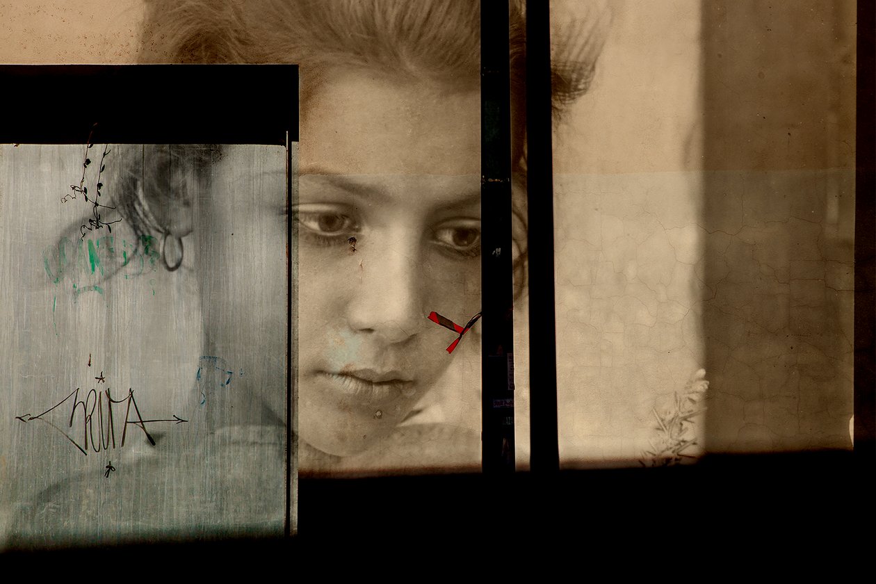 Portret op de muur, 2019 (digitale gemengde techniek) door Olivia Gozzano