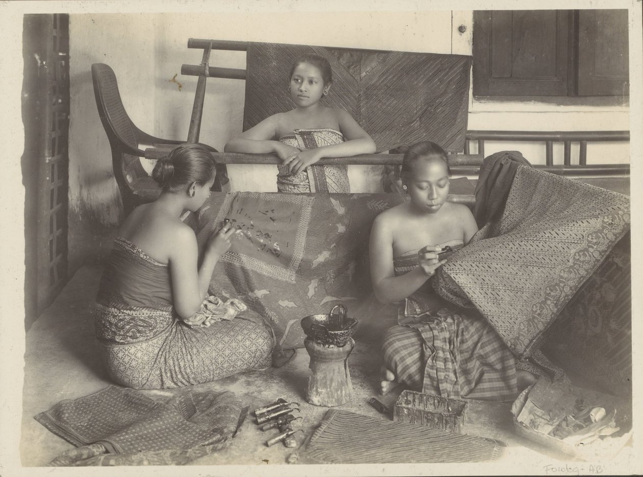Drie batikkende Indische vrouwen door Onnes Kurkdjian