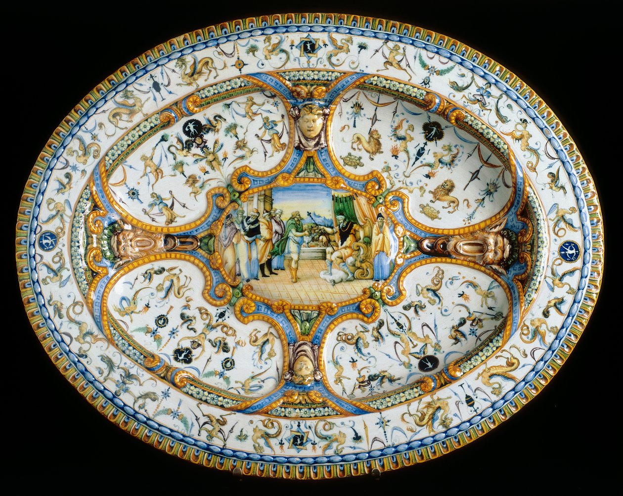 Schaal met grotesken uit de Orazio Fontana werkplaats bewaard in het Museo Nazionale del Bargello, Florence door Orazio (workshop of) Fontana
