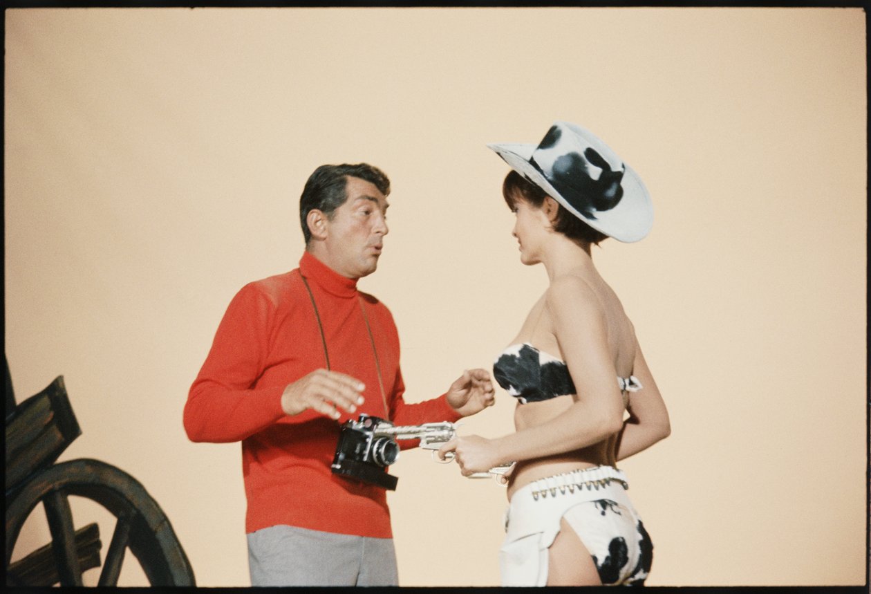Dean Martin als Matt Helm op de set van 