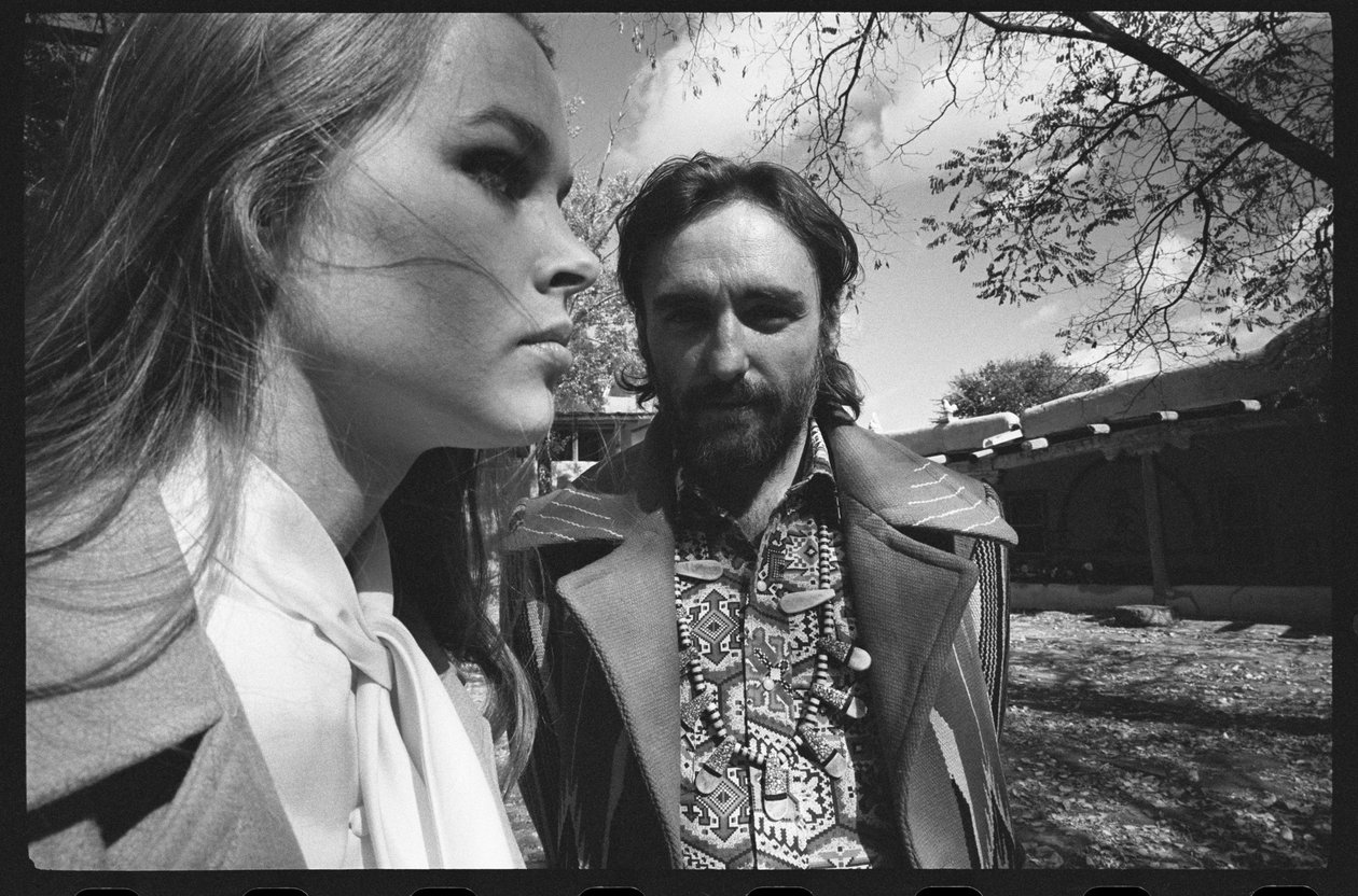 Dennis Hopper en zijn vrouw Michelle Phillips thuis in New Mexico door Orlando Suero