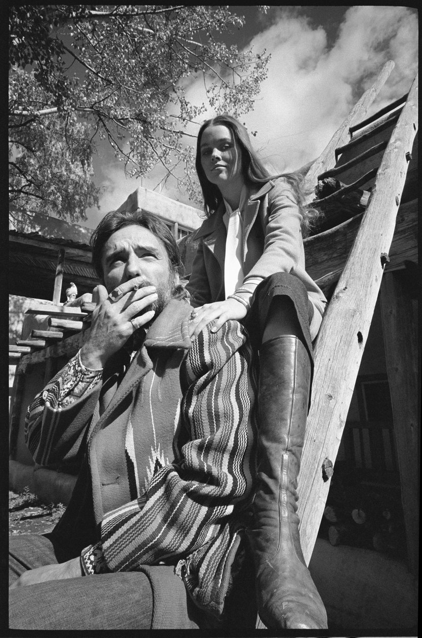 Dennis Hopper en zijn vrouw Michelle Phillips op een ladder in New Mexico door Orlando Suero