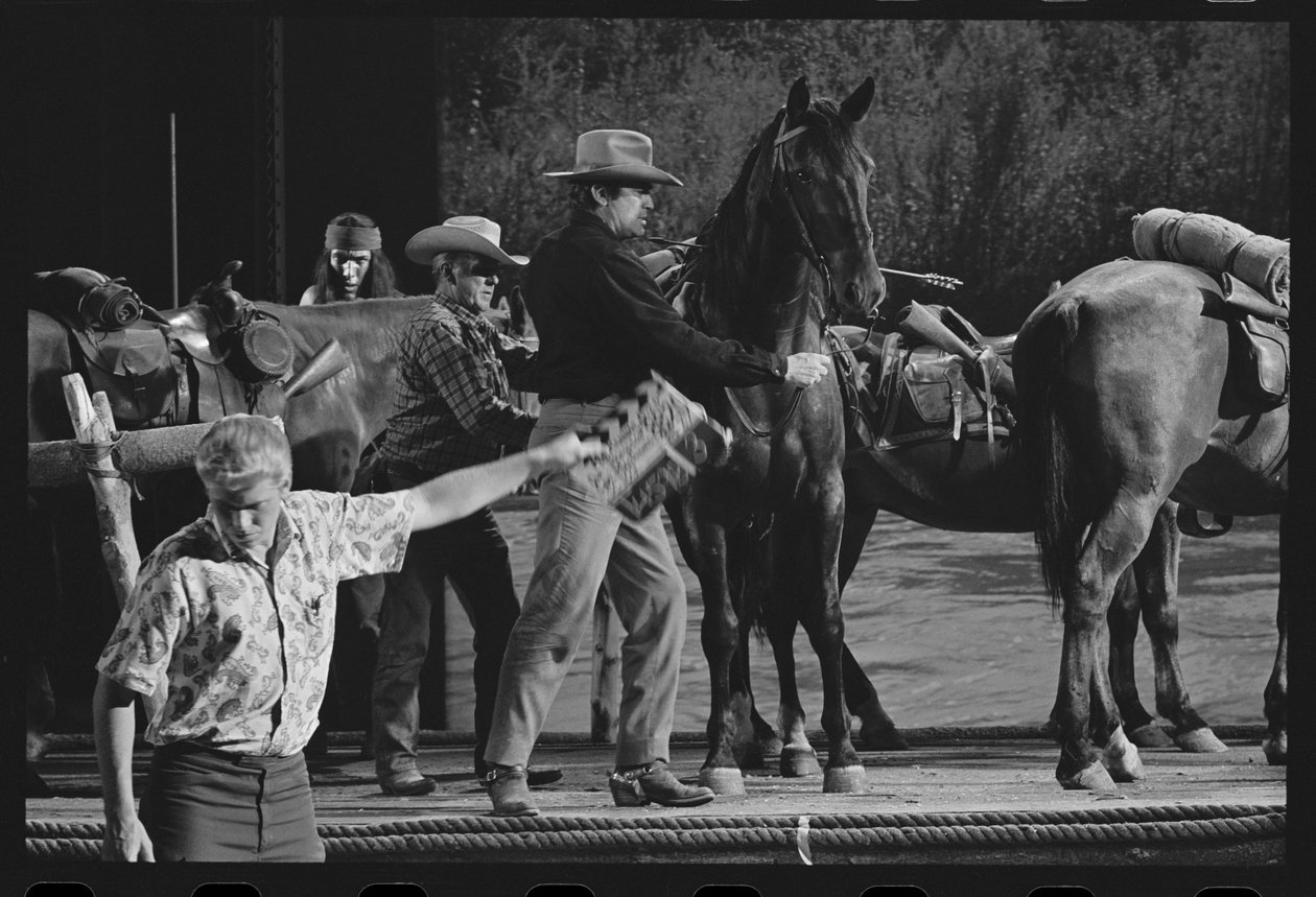 Gregory Peck met paard op de set van 