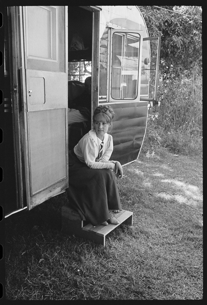 Jeanne Moreau bij haar acteurstrailer op de set van 