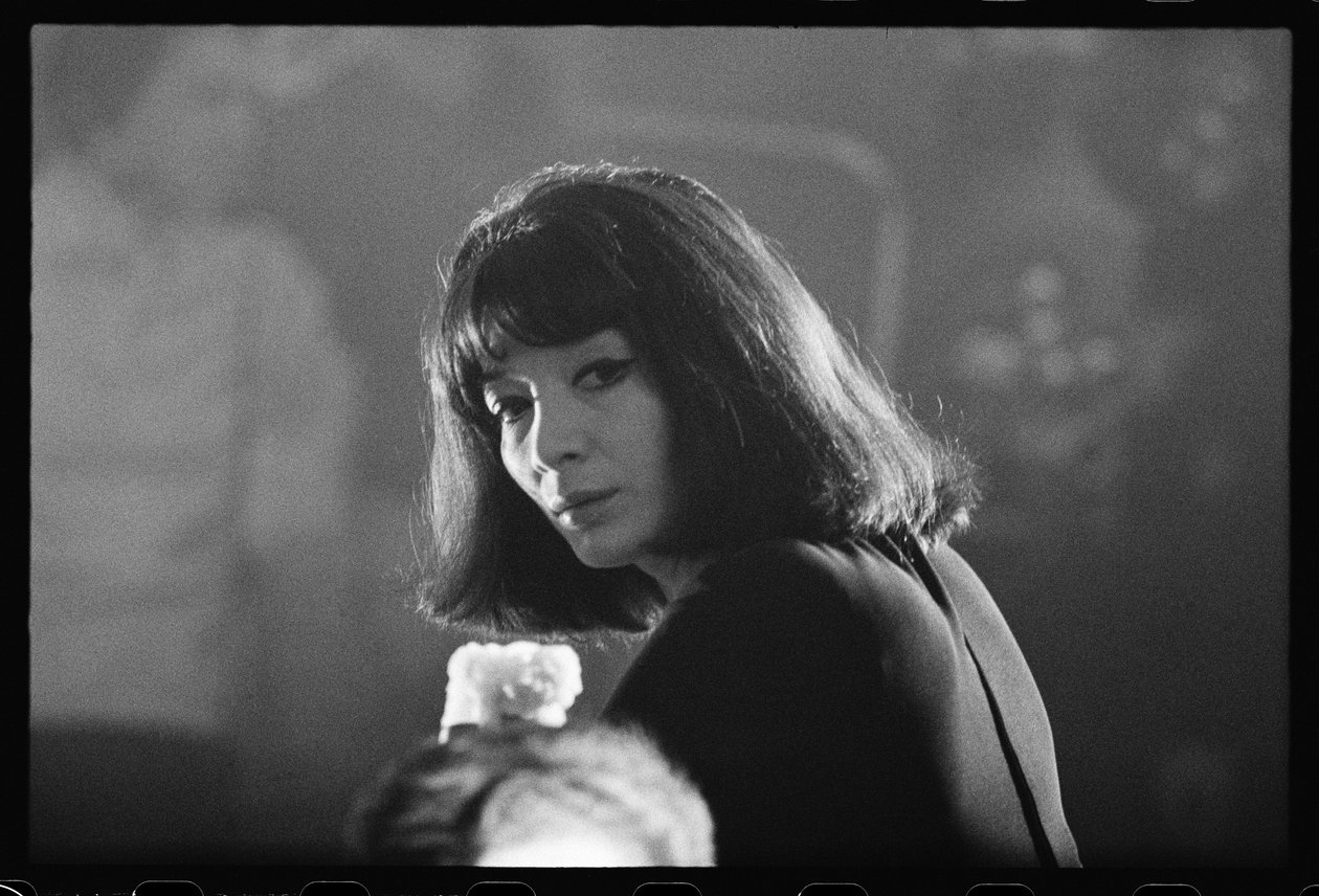 Juliette Greco in rokerige nachtclub door Orlando Suero