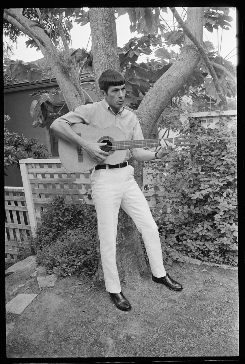 Leonard Nimoy speelt gitaar door Orlando Suero