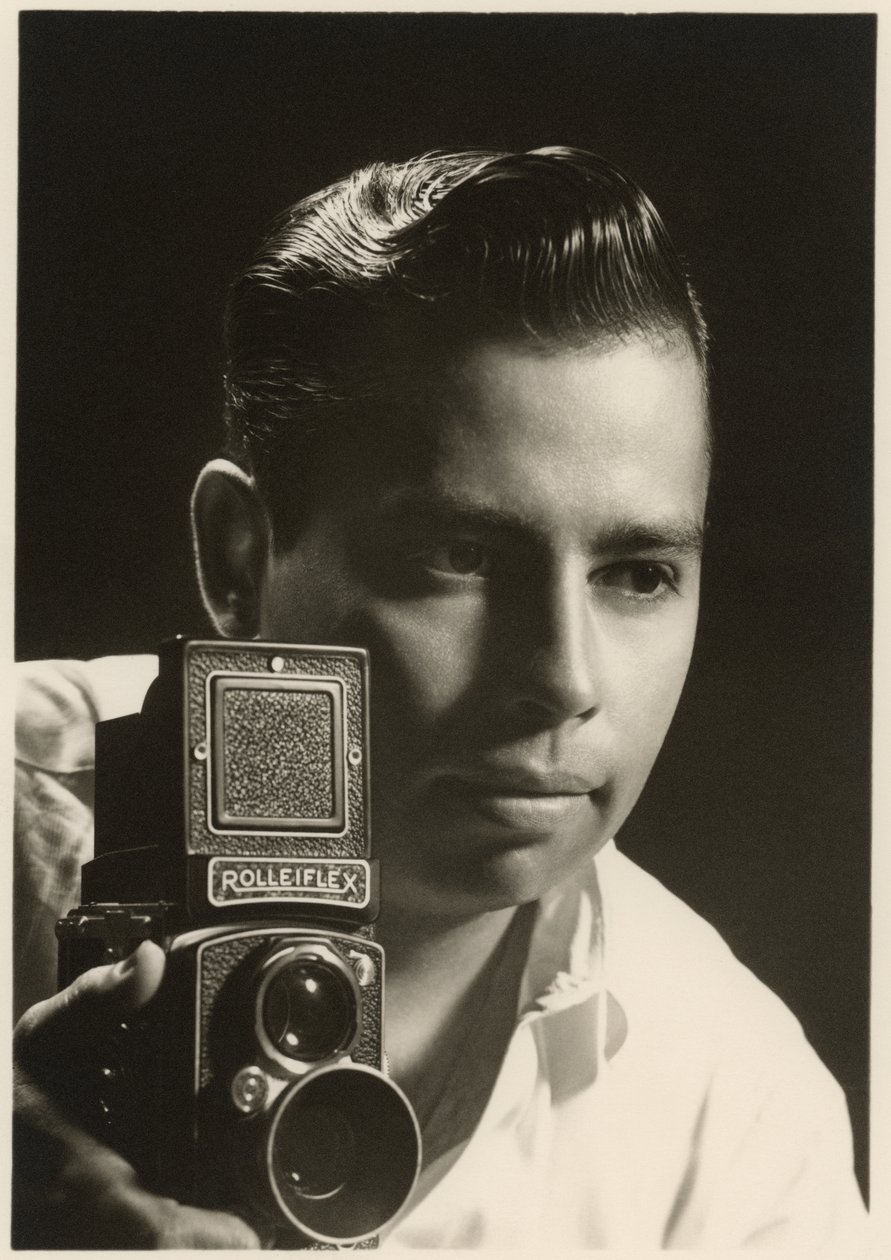 Portret van Orlando Suero met Rolleiflex camera, c.1954 (zwart-wit foto) door Orlando Suero