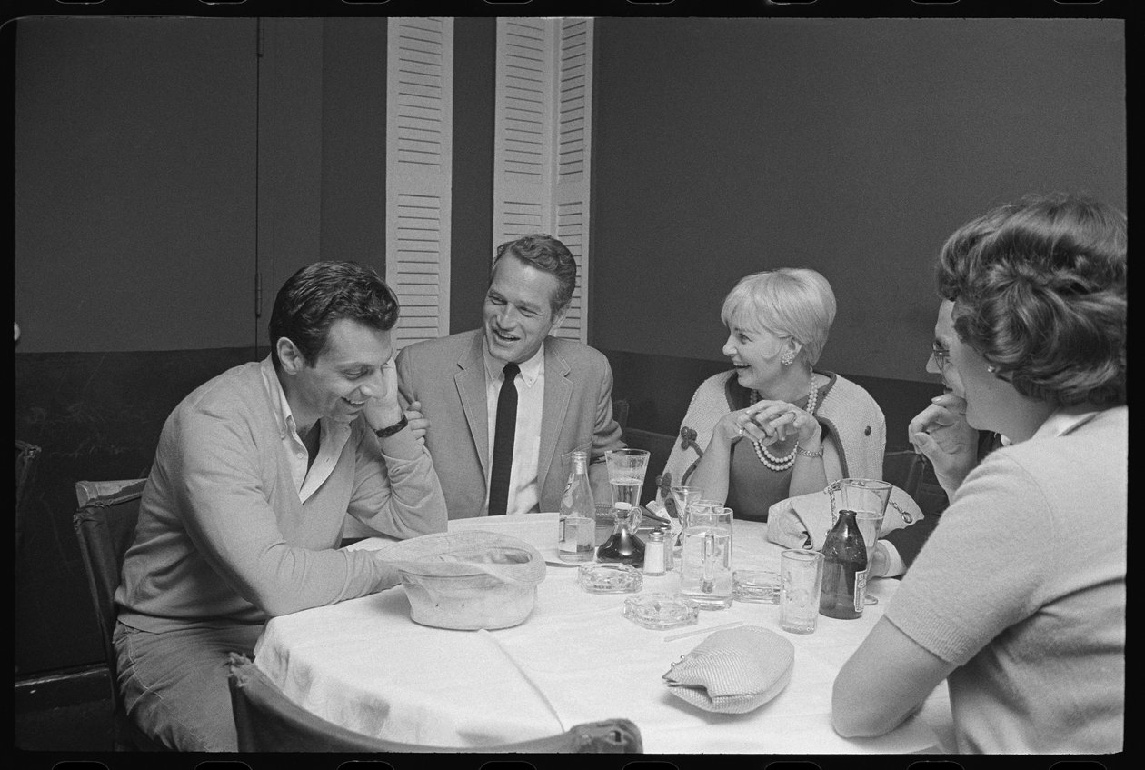 Paul Newman, Mort Sahl en Joanne Woodward grappen tijdens het diner door Orlando Suero