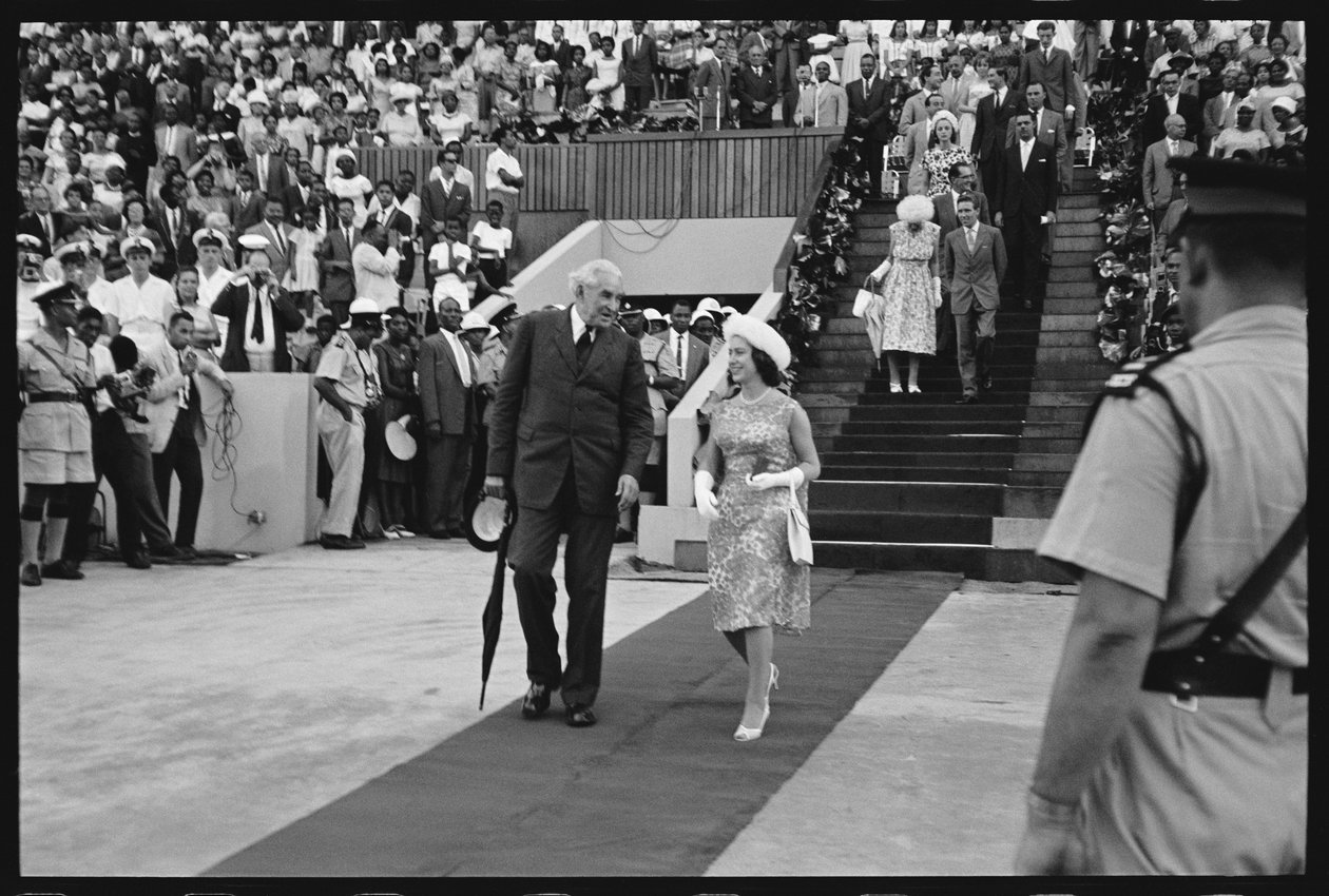 Prinses Margaret en premier Bustamante vieren de onafhankelijkheid van Jamaica 1962 (zwart-wit foto) door Orlando Suero