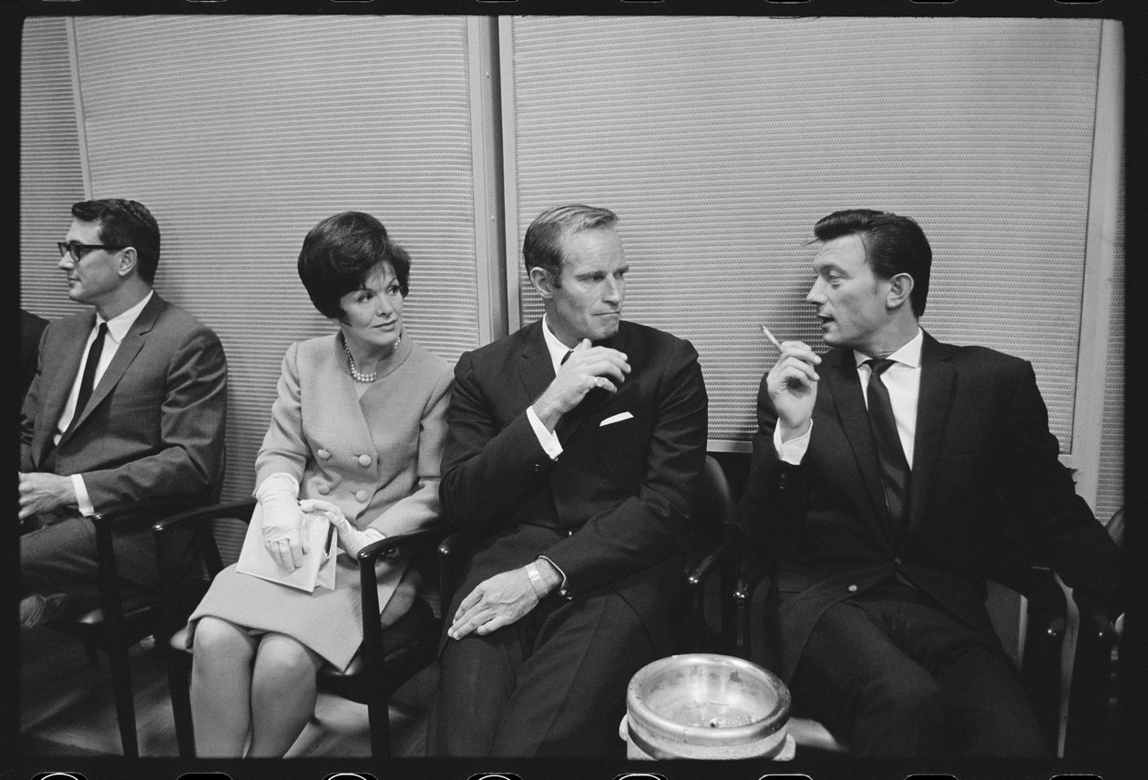 Rock Hudson, Charlton Heston, Laurence Harvey wachten om prinses Margaret te ontmoeten door Orlando Suero