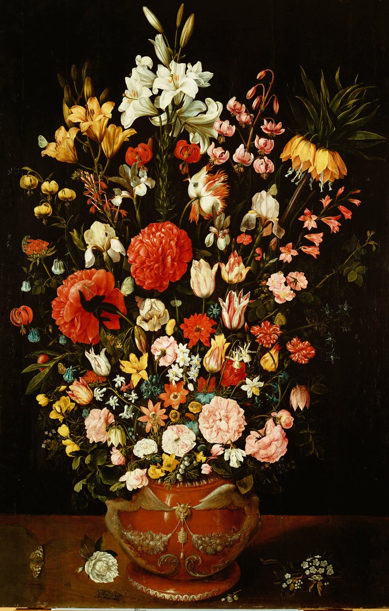 Tulpen, lelies, irissen, rozen, anjers, pioenen en andere bloemen in een gebeeldhouwde terracotta urn door Osias the Elder Beert