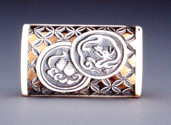 Netsuke met opengewerkt ontwerp door Ozaki Kokusai