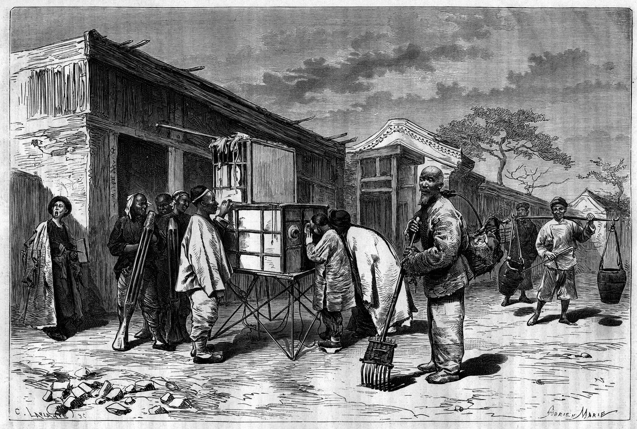 Activiteit in de straten van Peking (Beijing), met een diorama uit de 19e eeuw. Gravure naar een tekening van Sellier, naar een foto van Thomson, in 
