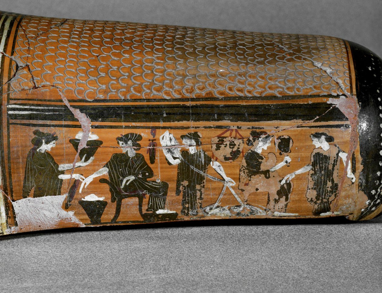 Onos of epinetron, een beschermende groef van heup tot knie die Griekse vrouwen gebruikten bij het spinnen, toegeschreven aan de "Schilder van Diosphos" 31 ... door Painter Diosphos