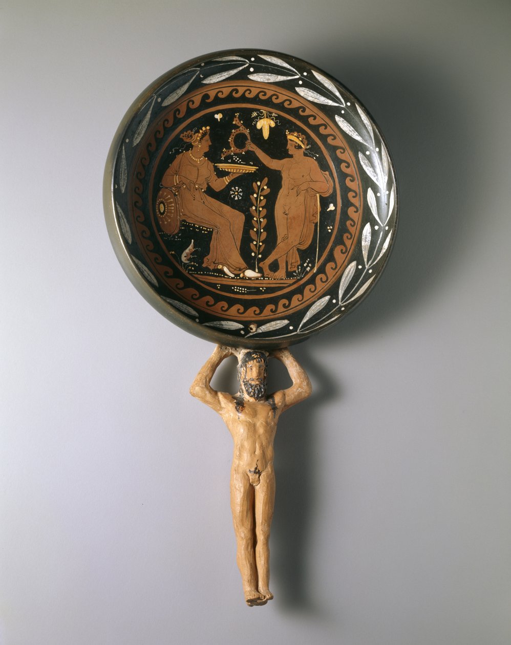 Roodfiguren patera met Atlas handvat, laatste derde van de 4e eeuw v.Chr. door Painter of Louvre