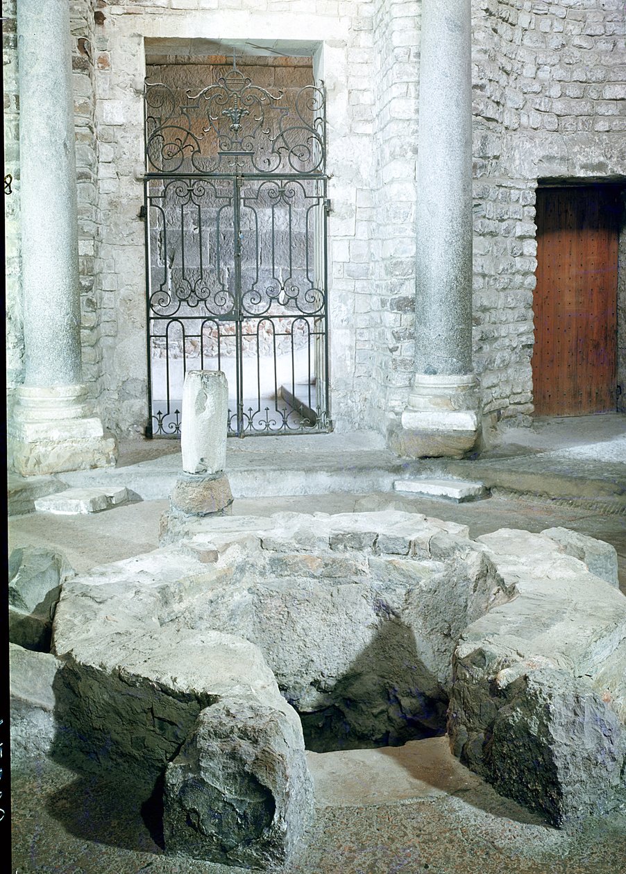 Interieur van de achthoekige doopkapel van de kathedraal door Paleo Christian
