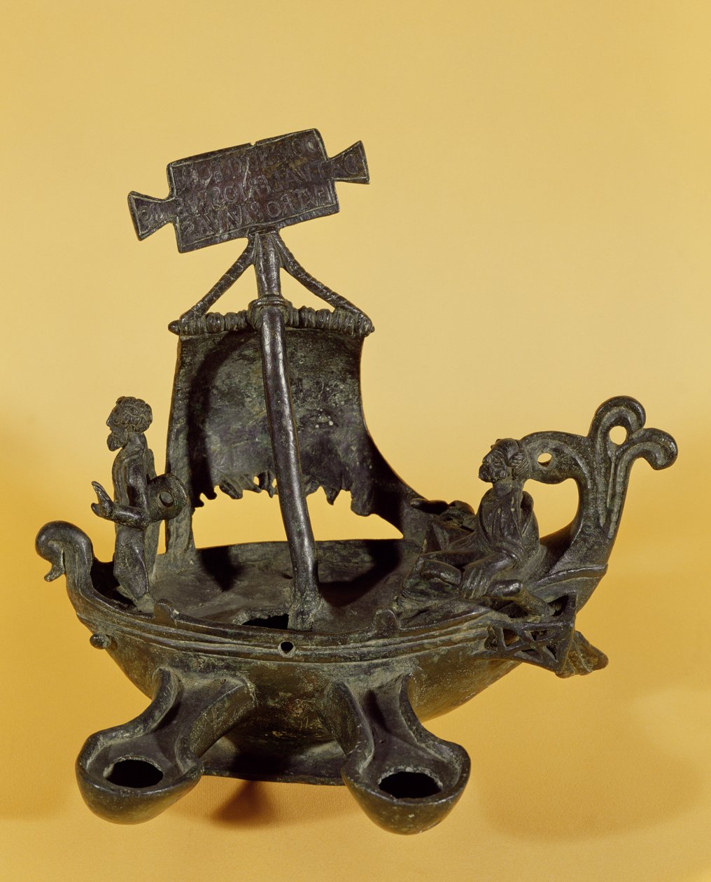Lamp in de vorm van een boot, met St. Paul en St. Peter door Paleo Christian
