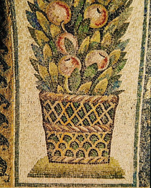 Een mand met fruit, c.430 AD door Paleo Christian