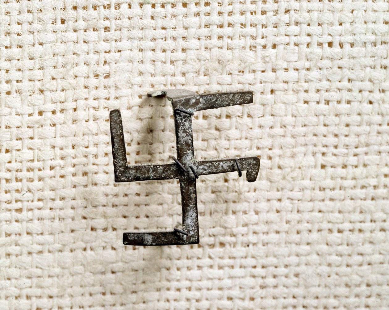 Christelijke oudheid: fibula in de vorm van een swastika (die het kruis gammee zal inspireren). 1e tot 3e eeuw. Nationaal Museum van Archeologie van Saint Germain en Laye door Paleo Christian