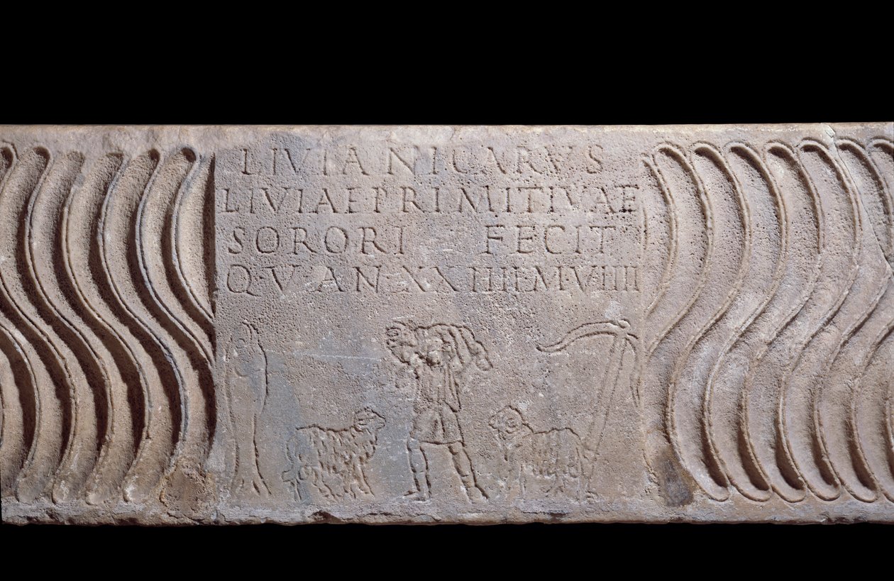 Paleochristelijke kunst: fragmentarische sarcofaagtank: Goede Herder en grafschrift van Livia Primitiva. Een herder met lammeren, een vis (christelijk symbool) en een anker. Gevonden in Rome onder de Sint-Pietersbasiliek. door Paleo Christian